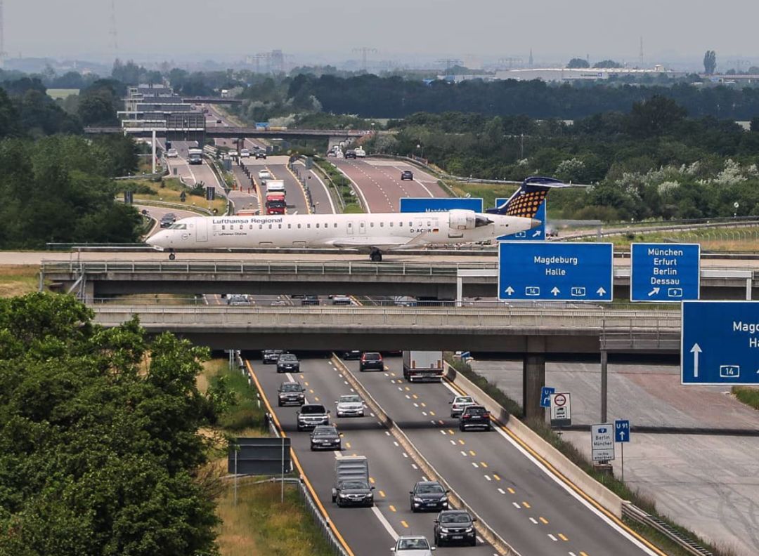 你见过降落在高速公路上的飞机吗