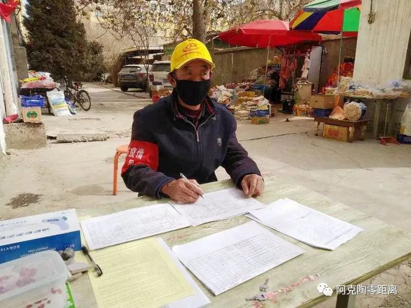 老党员王宗禹与社区干部努尔比亚组织居民一起打扫卫生,修下水管道