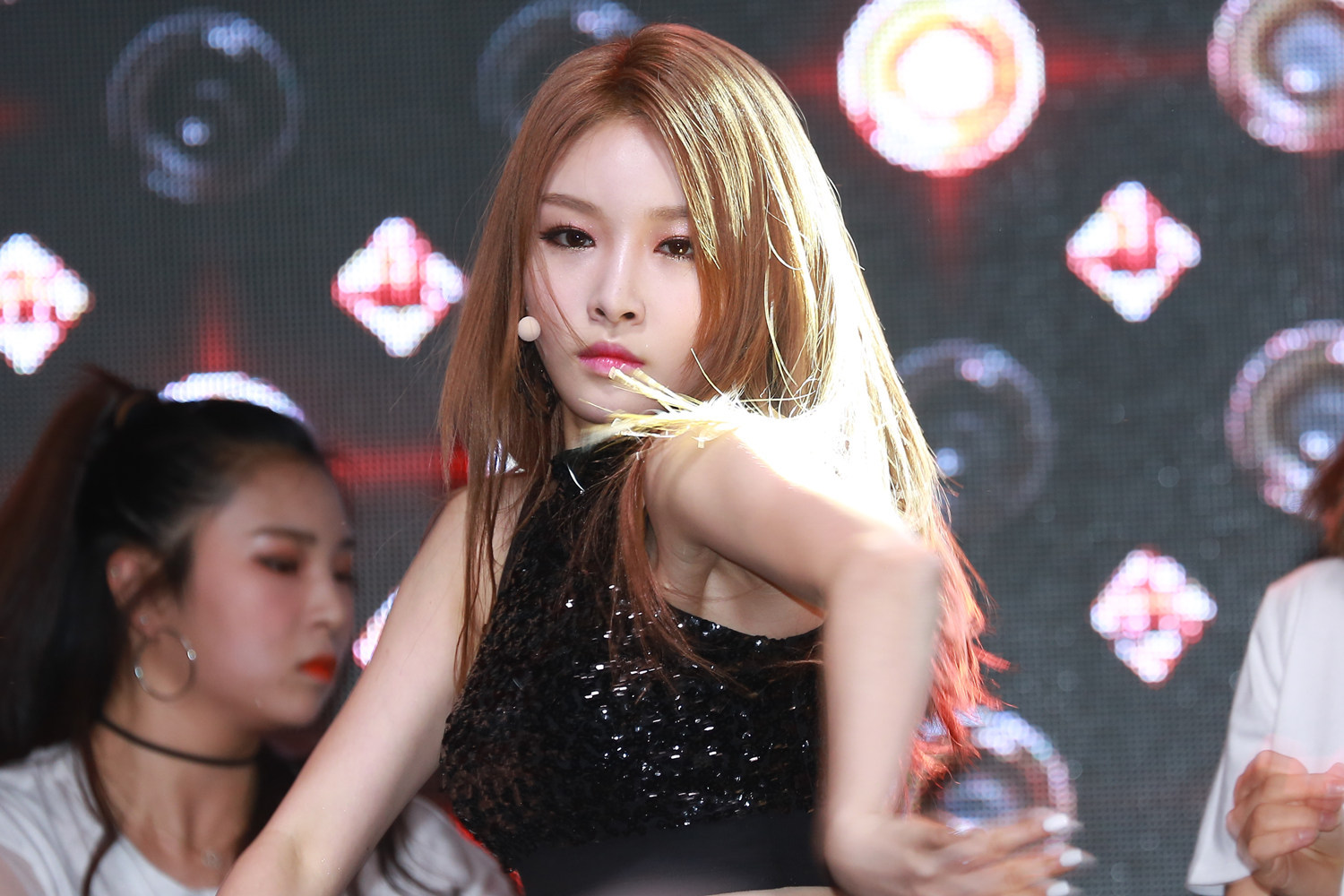 韩国艺人舞蹈机器金请夏被确诊为新冠肺炎已取消原定行程