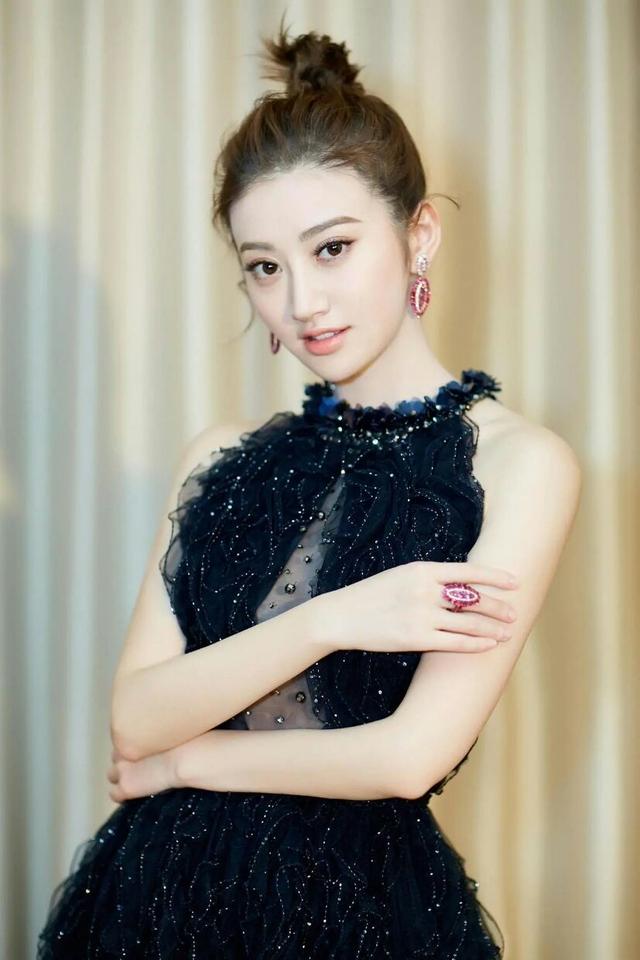 31岁景甜美出新高度穿黑透纱裙秀挺拔身材牛奶肌白到晃眼