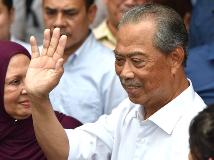 2月29日,在马来西亚吉隆坡,毛希丁·亚辛在家中出席记者会时挥手致意.