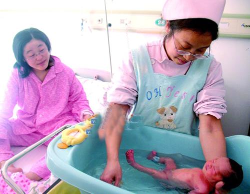 新生龙凤胎洗澡,哥哥下意识做出这一动作,网友:本能的,太暖心_宝宝