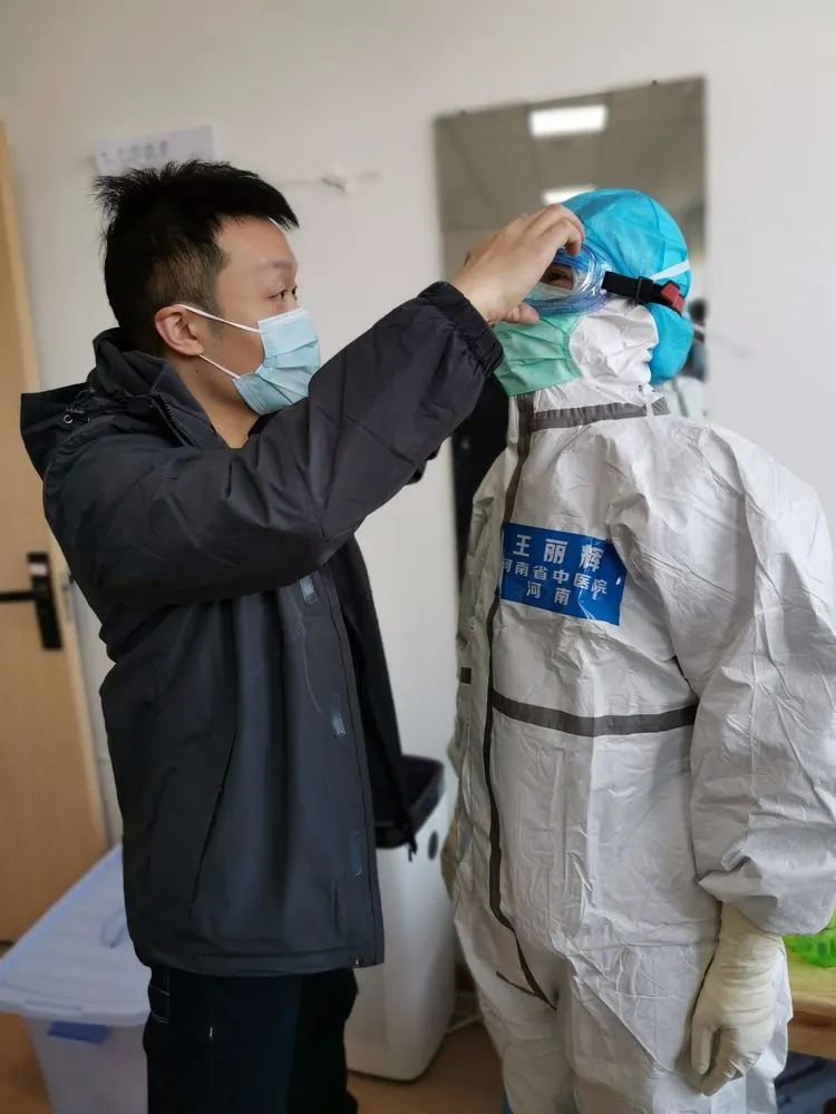 战疫日记十二我在江夏方舱医院为一线医护人员保驾护航