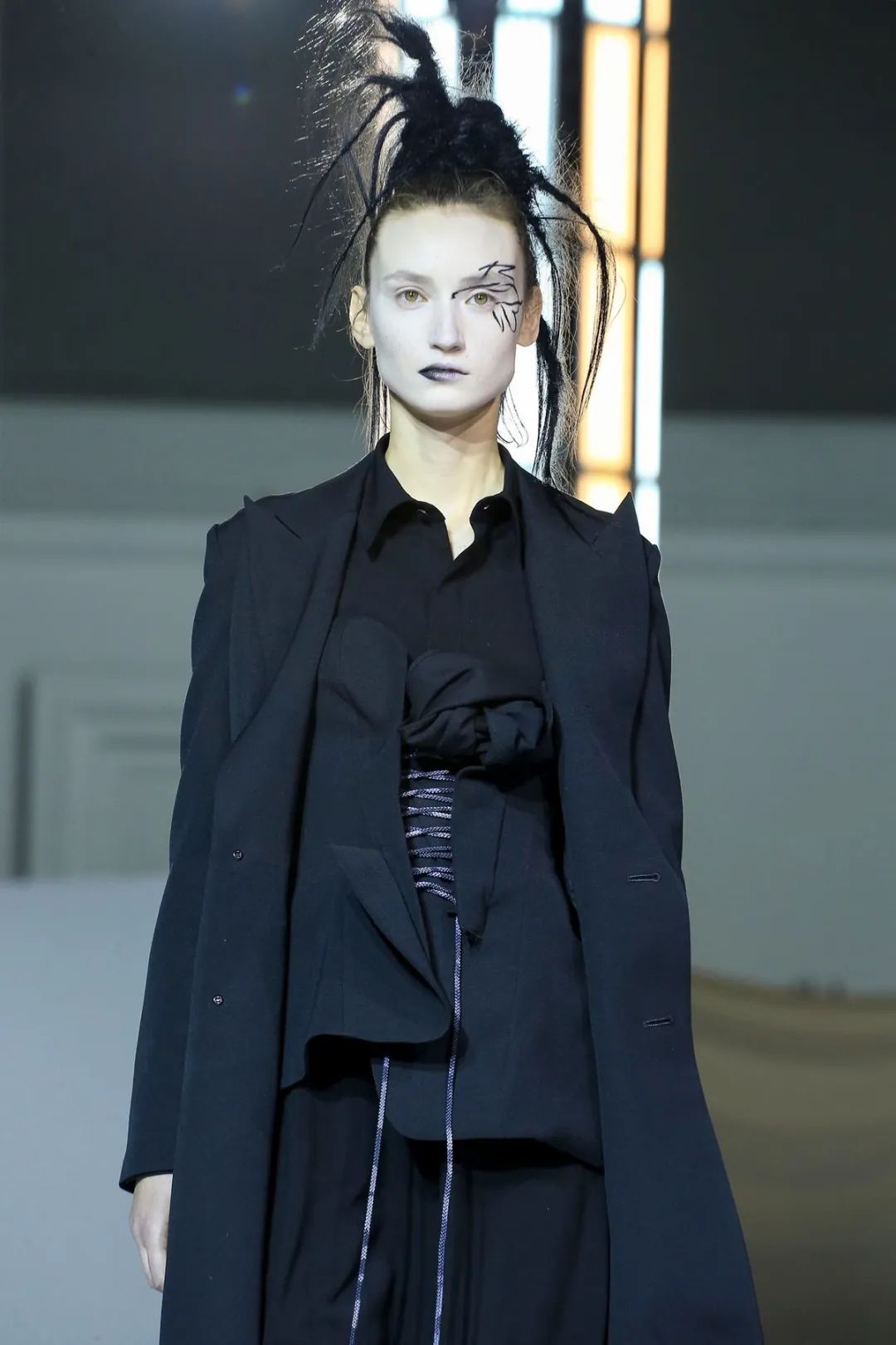 反时尚黑色诗人山本耀司yohjiyamamotofw20巴黎女装系列发布