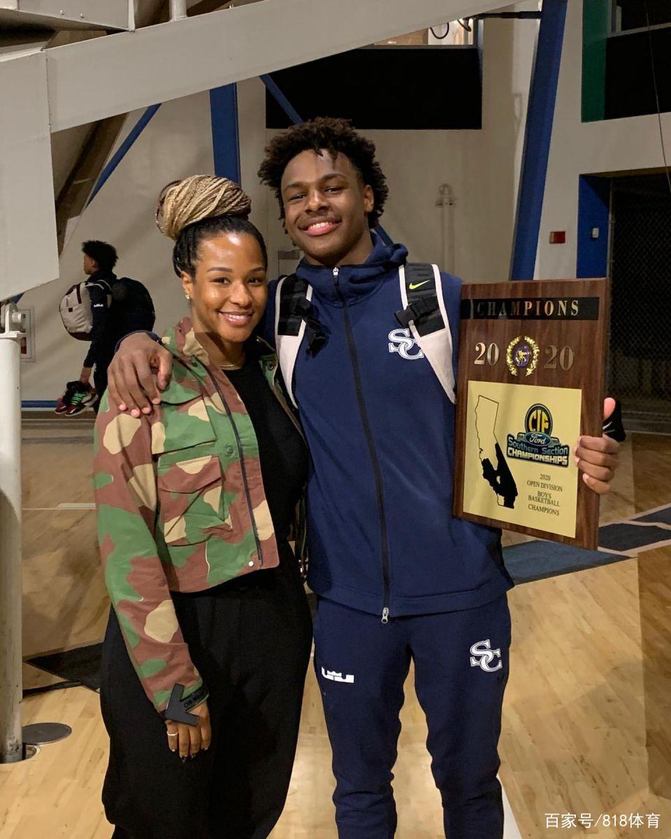 布朗尼-詹姆斯出生于2005年,去年转校到全美著名的篮球名校塞拉峡谷