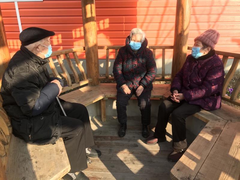 上海一养老院封闭26天无人探望的老人开始在阳光下唱歌念诗