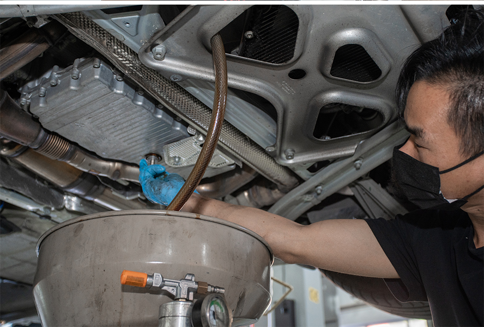 保时捷718更换机油和机油滤芯,空气滤芯,汽油滤芯等的常规保养,以保证