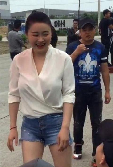 原创关婷娜常以裙子出镜难得穿短裤网友都是丰满惹的错