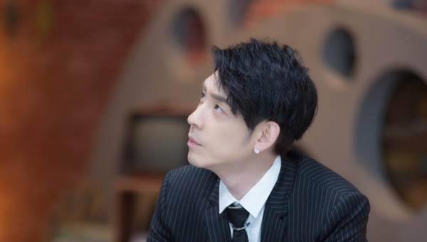 38岁演员小刘欢恋情疑曝光!与萌妹车库又亲又抱好甜蜜_女孩