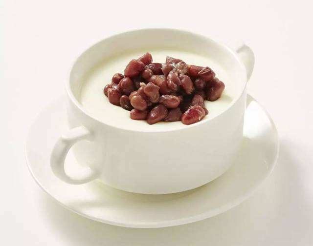 小编喜欢在奶茶店点一份双皮奶,再配上音乐,在图书馆看书,别提多惬意