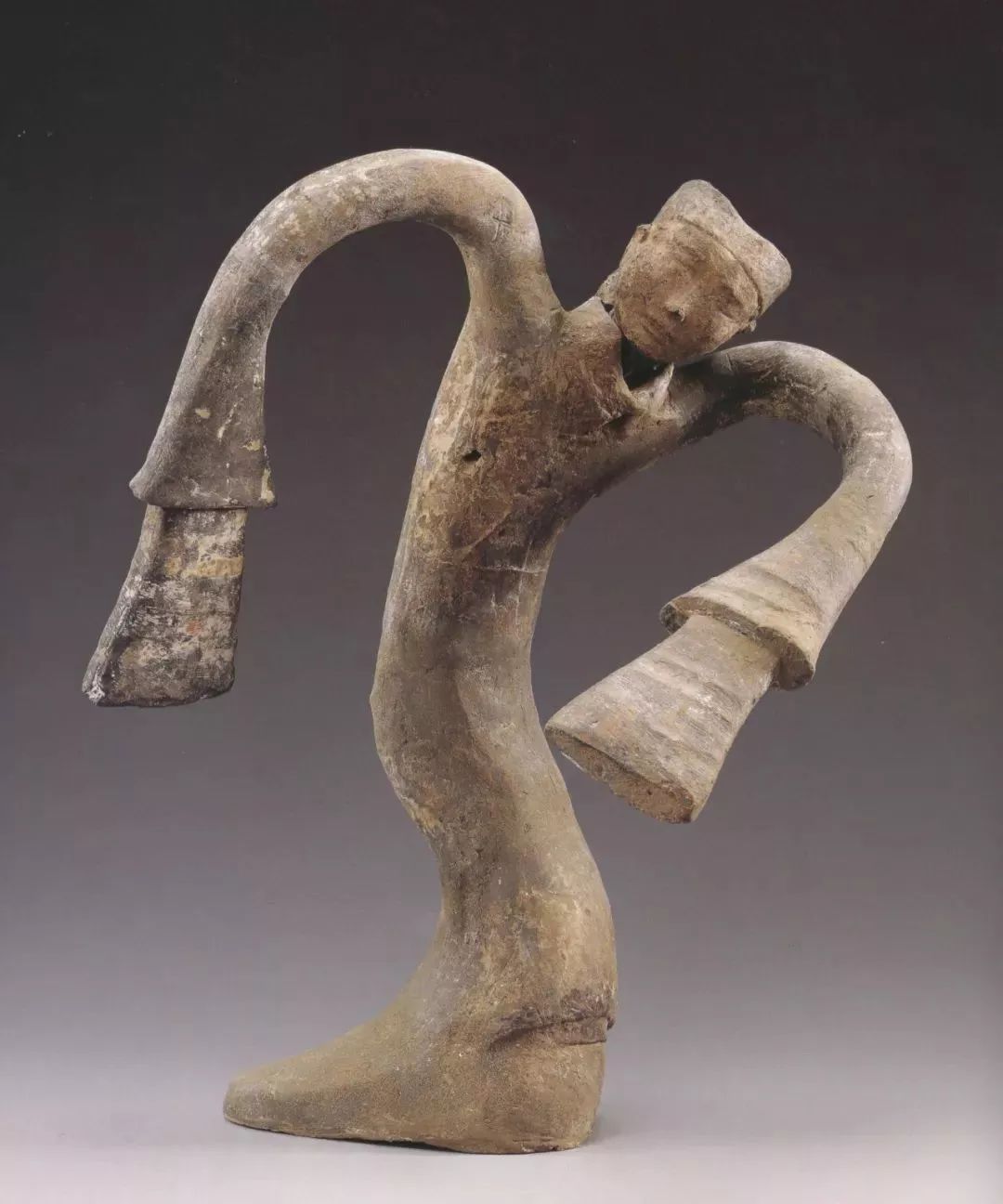 绕襟衣陶舞俑古时的衣袖不仅长,而且宽大,因此又有"广袖"一说.