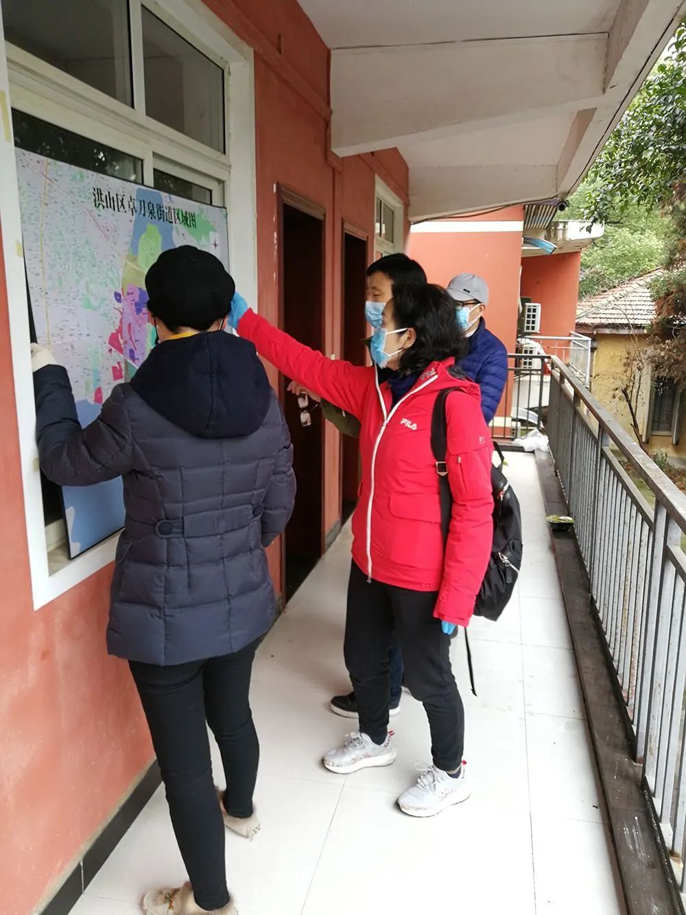 厅支援马庄苑社区工作队队长,副厅长毕道丽同志带领联络员董钊同志