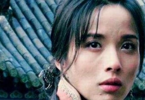 她因吻戏与富豪老公离婚,后又因戏与靳东相爱,今40岁越活越年轻_李佳