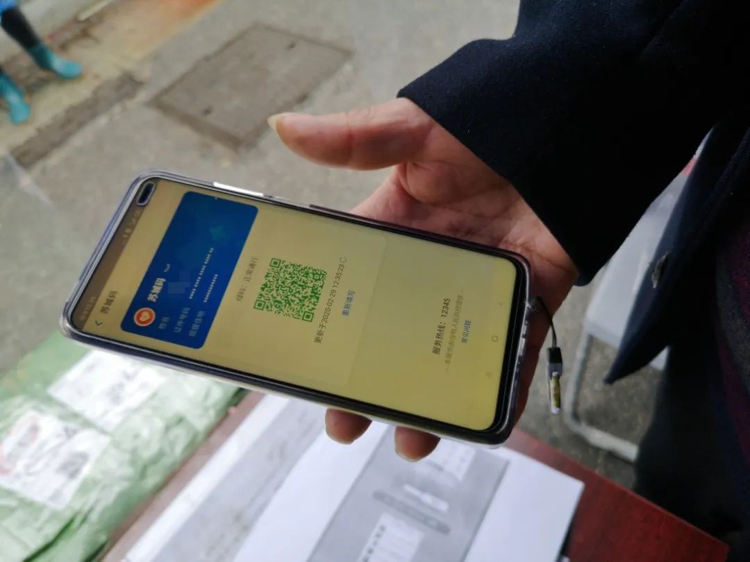 战疫一线社区推广普及苏城码进小区主动出示