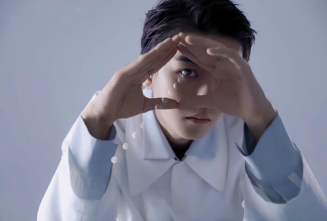 有种成熟叫王俊凯的背头化雀斑妆换多套造型时尚科技并存