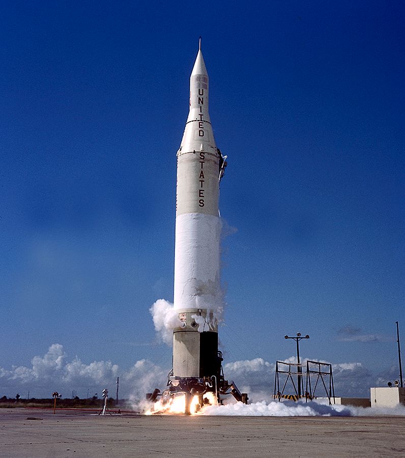 布劳恩用朱诺二号火箭发射了一颗先锋4号探测器.