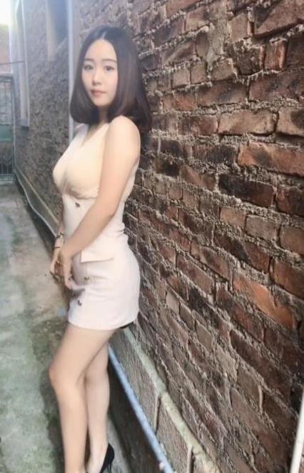 晚上吃完饭躺在床上压着肚子,本来以为是打嗝的,结果没忍住呕了一点