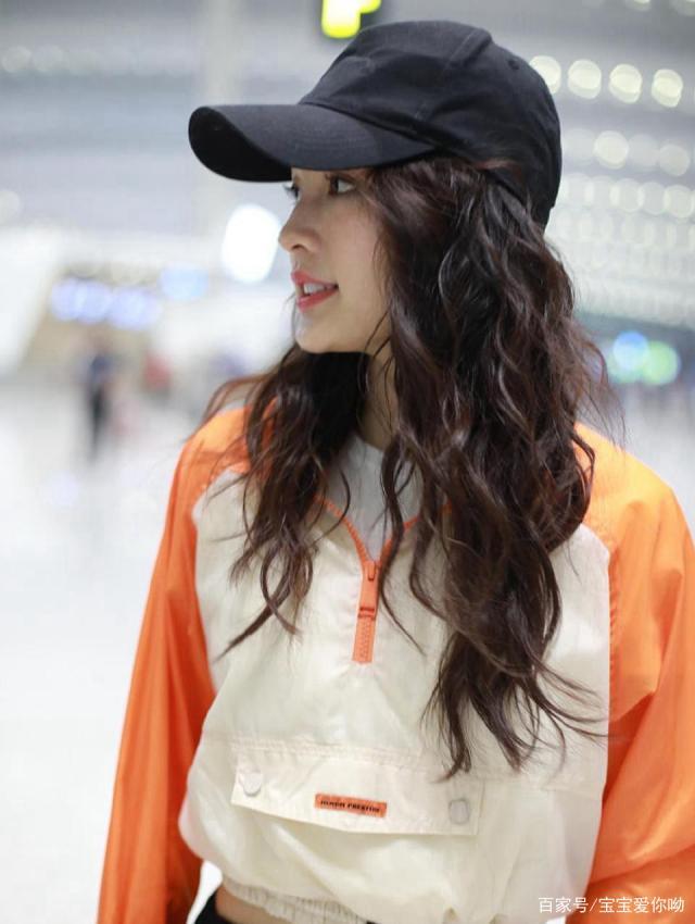 李沁,图三戴鸭舌帽,穿橙色运动上衣少女感十足!