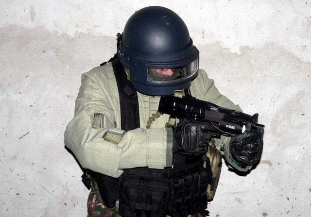 但在现实世界中,采用钛合金打造的"k6-3阿尔金特种重型头盔"足足有4