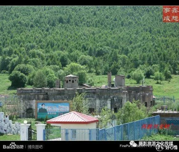 山上风电设备伊列克得沟口飞机库列车正从46km开往石门子站原创摄影