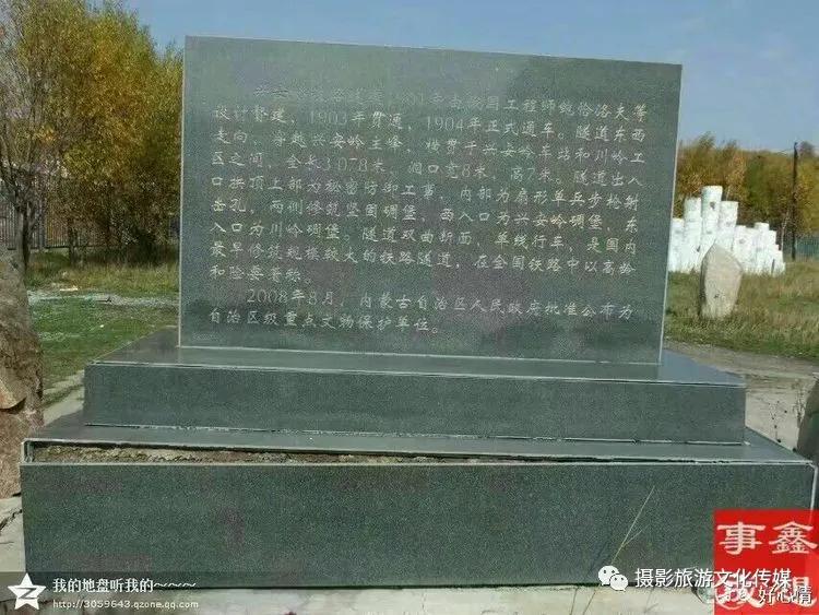 山上风电设备伊列克得沟口飞机库列车正从46km开往石门子站原创摄影