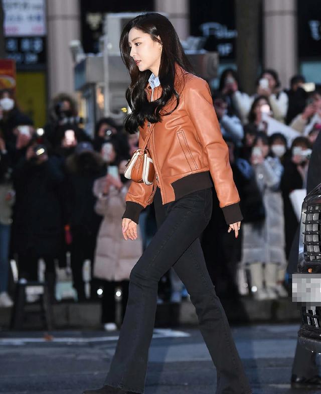 她出道17年终于走红,棕色皮衣搭喇叭裤亮相,身材比例绝了_徐智慧