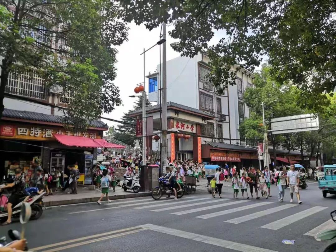 路口▼整个集市热热闹闹,熙熙攘攘想念麻阳赶场的的日子我们想念往日