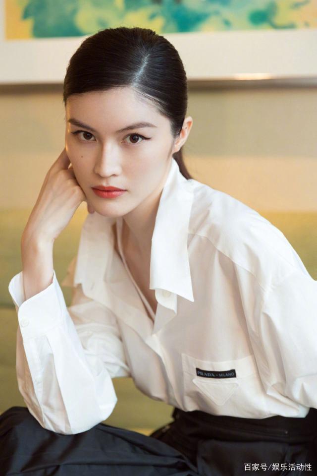 明星美拍:小姐姐身穿白色衬衣,优雅大气简直美极