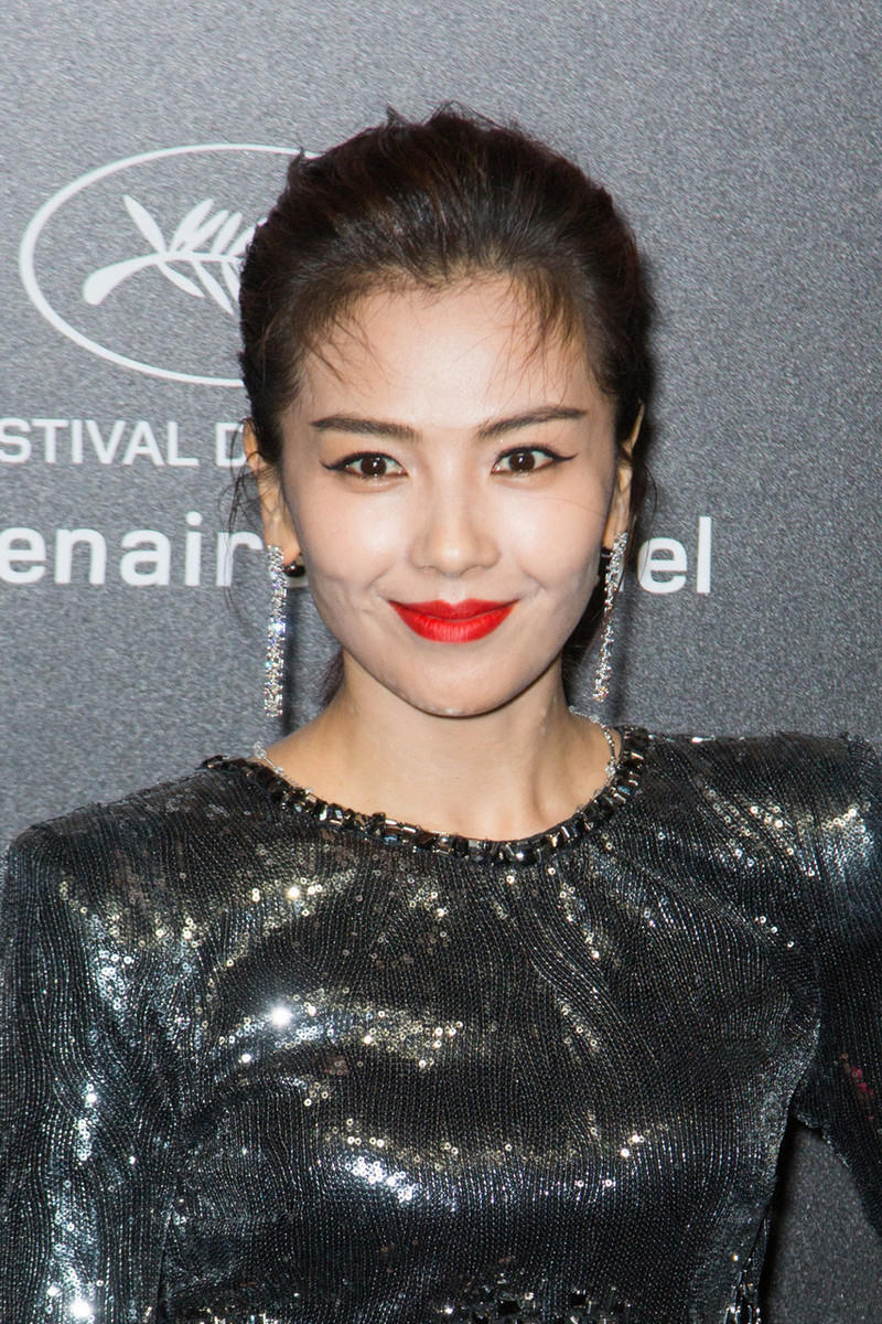 原创刘涛穿衣真胆大丸子头搭配两边连衣裙高级大气身材凹凸感十足