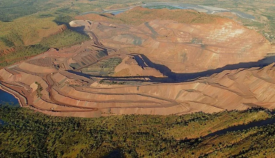 澳大利亚阿盖尔矿区阿盖尔矿区宝石级钻石的产出率并不高,但这里却