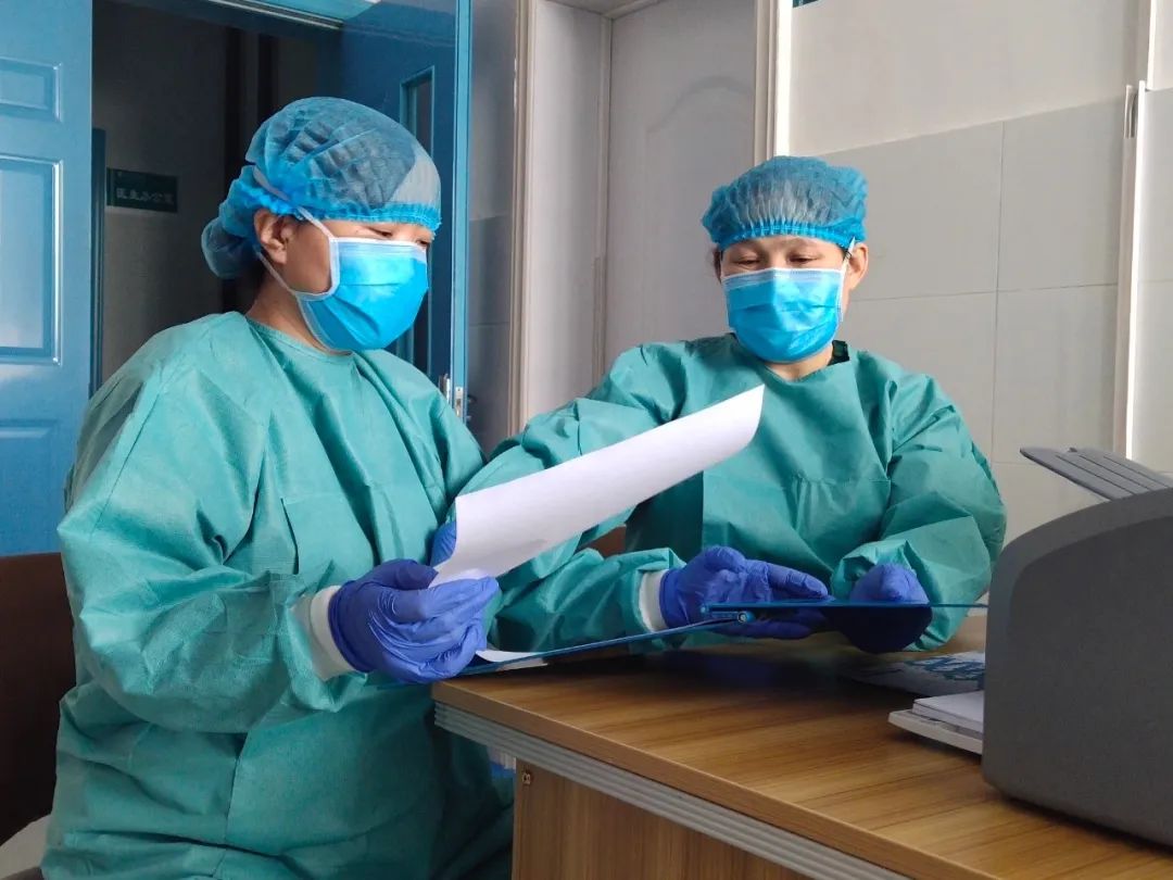 白衣天使微笑坚守记博乐市人民医院感染科护士长露花