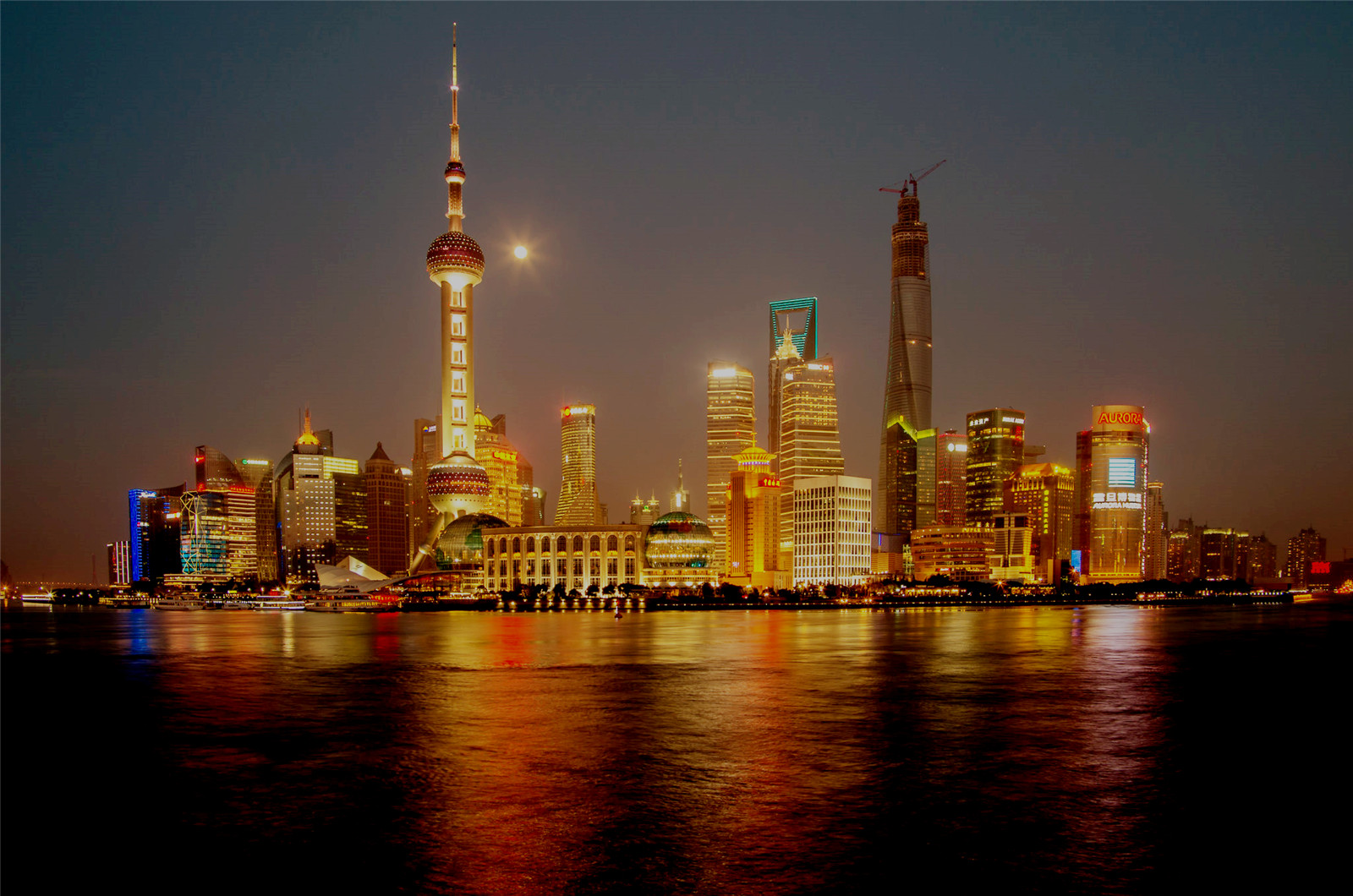 可以看到浦东新区内现代化的摩天高楼比比皆是,尤其是上海的标志性