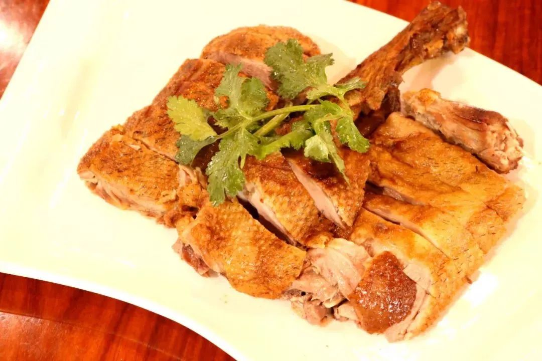 入口即离,具有皮脆,肉嫩,骨香,肥而不腻的特点将焗好的鹅斩成小块,其