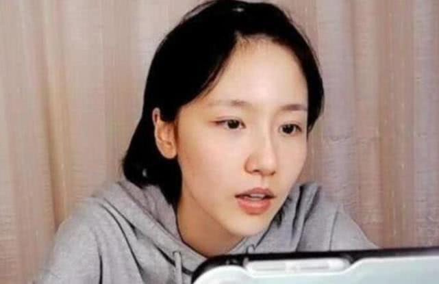 诸葛大力出现在其他直播平台这次化了妆同时和6位男生互动