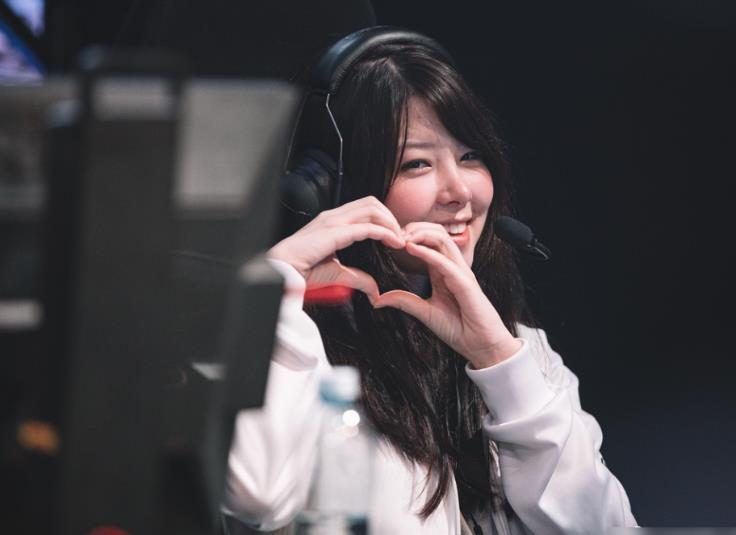 lol又一位女选手 腿长1米2再加满头金发-英雄联盟-电竞虎