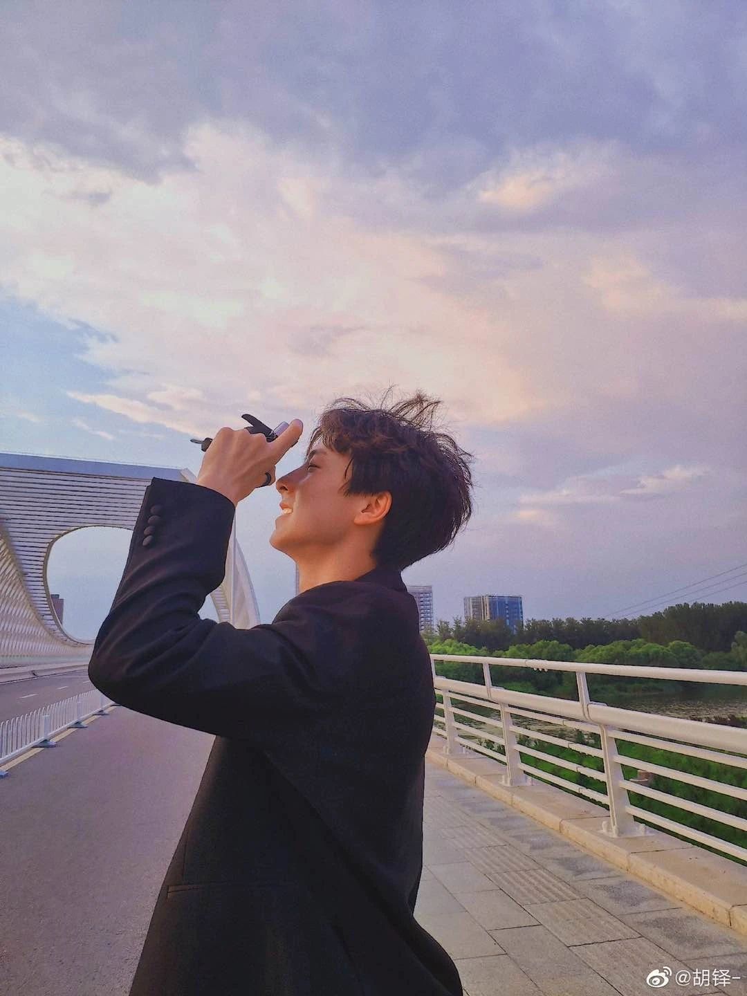 利落的着装,文艺的气质侧面线条也很优秀2020级表演类艺考生,五官扛得