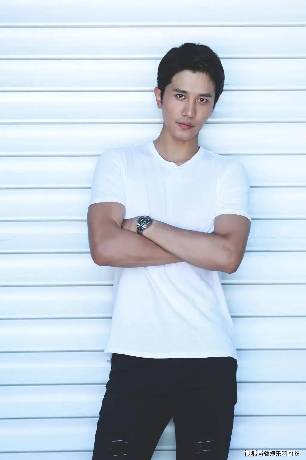 身材匀称刚刚好,不过分纤瘦也没有多余的肌肉,一点点的线条和肉感很