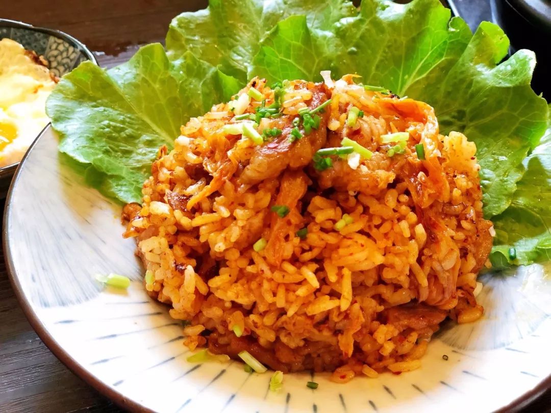 超简单的快手炒饭食谱辣白菜五花肉炒饭的做法