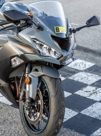 对比评测:中量级跑车比拼雅马哈r6对决川崎zx-6r