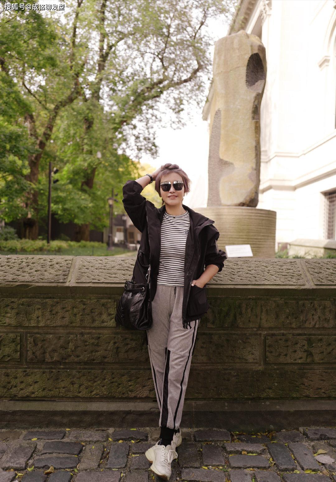 原创王茜拍片真大胆穿大v领开叉裙真空出镜52岁身材依然有料