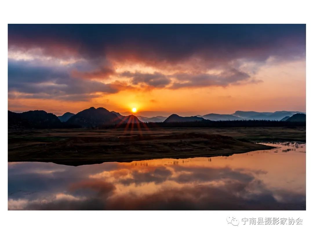 曲寧遠鎮寧遠之南魯南霞光賴石山風光霞光萬丈童年鍾茂,男,四川寧南人