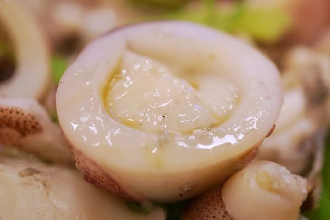 最近网购了一箱小鱿鱼肚子里都是膏