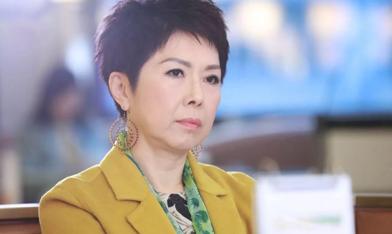 她是最早宣布出柜的女星,24岁打胎嫁人,50岁与亿万富婆相恋!