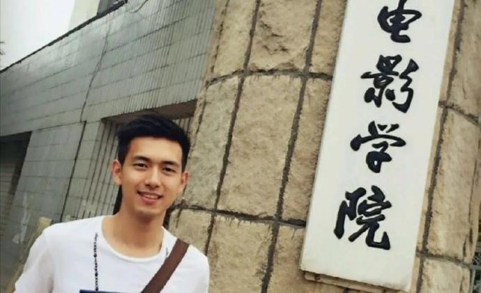原创李现大学时期照片被曝出穿学士服在同学中颜值高长相没有变化