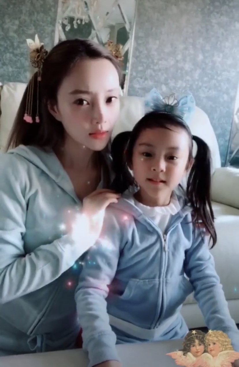 李小璐晒 与女儿甜馨 合影 形象 变化大了