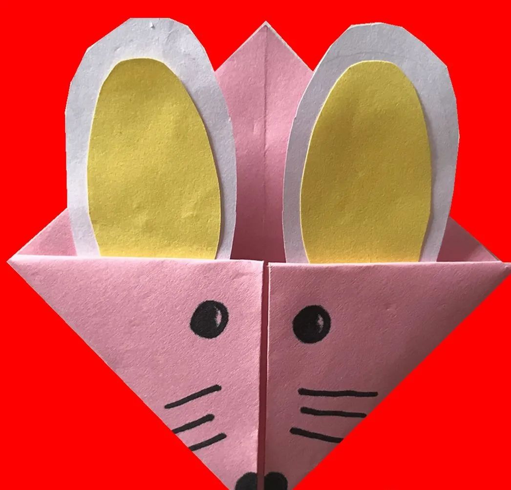 第二步:在不同颜色的长方形纸上画出小老鼠的耳朵,一对大,一对小,并剪