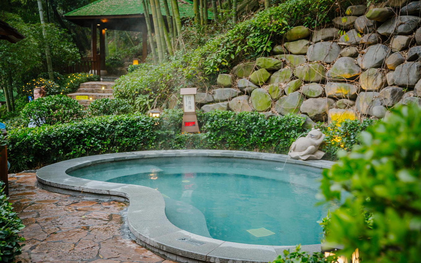 7个泡温泉汤池,2个spa按摩室,1个石板理疗室散布在葱葱郁郁的林间竹海