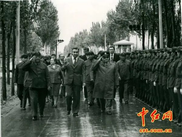 1977年夏天,吴岱(左一)陪同罗马尼亚军事代表团参观第112师334团.