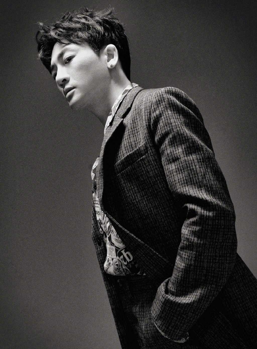 47岁苏有朋凌晨晒写真,颜值一招变回"乖乖虎"