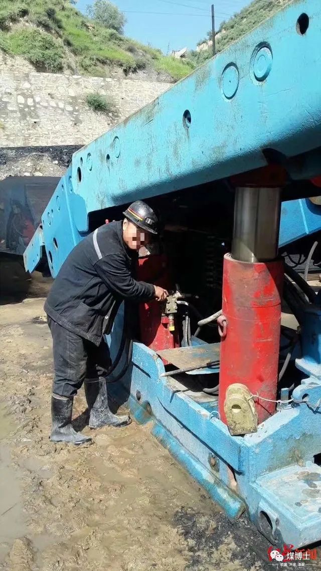 可怜的煤矿工人睡桥洞钻草窝徒步七百公里复工复产